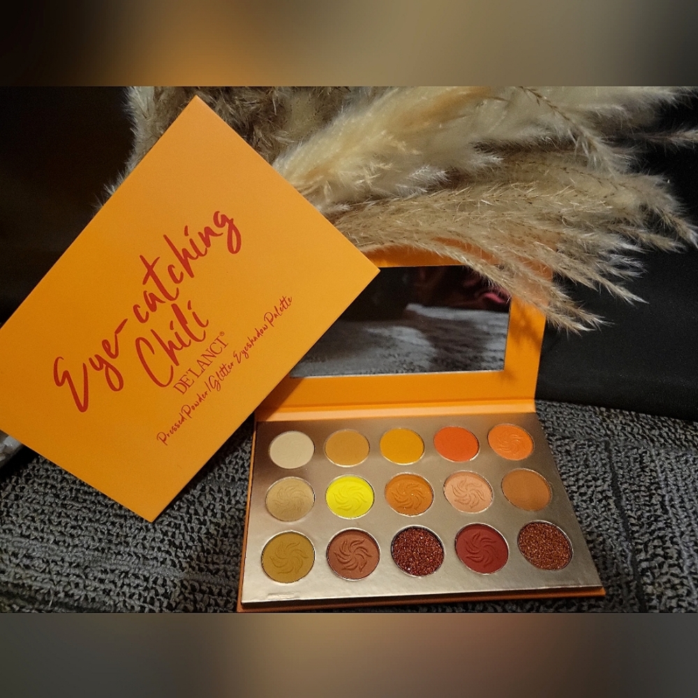 De'Lanci Pressed Powder/ Glitter eyeshadow Pallet (NEW)